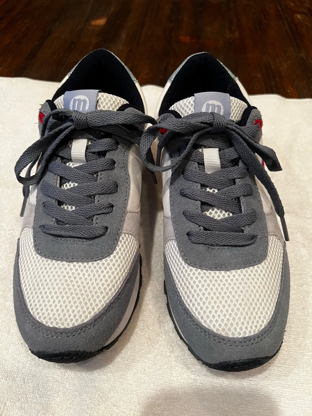 Super cute women’s sneaker by mtng in size 5